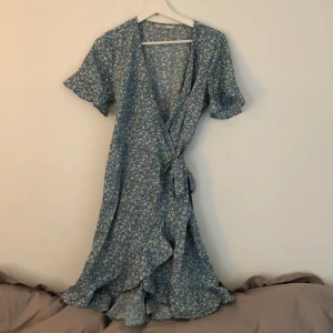 Sommarklänning - Jättefin blå blommig sommarklänning från only i storlek 38. Den är knappt använd så i nyskick. Perfekt nu till sommaren!!