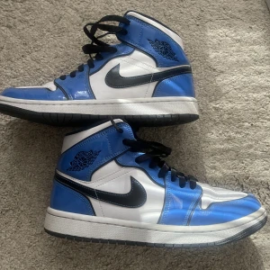 Jordan - Säljer ett par blåa jordan mids i super bra skick! Storlek 40 hör av dig vid intresse🩵💙