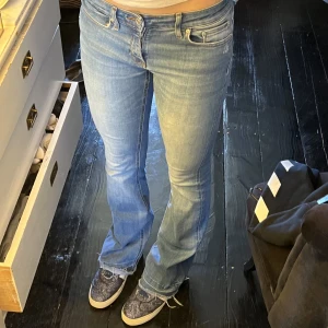 Lågmidjade bootcut jeans - Säljer dessa lågmidjade bootcut jeansen. Jag är 171cm och de är perfekt i längden då de går lite över skorna. 🩵