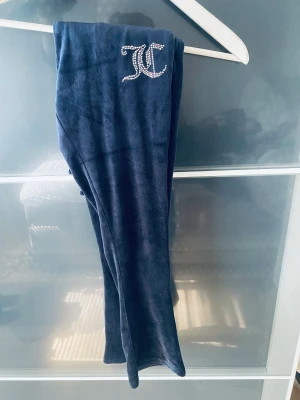 JUICY COUTURE -Diamante Velour bootcuy - Säljer min dotters velourbyxor i färgen midnight blue. Stlk 9-10 år dvs 140-146. Hon växte ur de snabbt så använda ytterst få tillfällen därav fint skick.   Inköpta på kidsbrandstore för 749kr. 