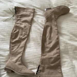 Beige overknee  - Säljer dessa snygga overknee boots i den mest perfekta beiga färgen 🌈  