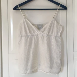 Sommar linne - Superfint vitt linne brandy Melville liknande⭐️ förliten för mig tyvärr och ett par mini fläckar (bild 3) och en på bysten💗 superfint broderi på hela linnet
