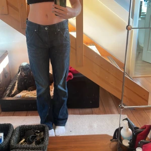 Levis Jeans - Straight aktika jeans från Levis, i storlek är de W30 L32 och jag är 170cm lång. Skulle säga att dessa är runt 38 ungefär då jag är 36 och dessa är lite för stora på mig i midjan. Säljer då dessa tyvärr aldrig kommer till användning 