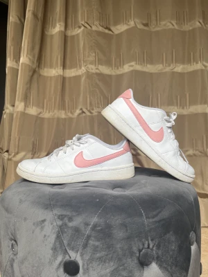 Nike sneakers  - Nike viale sneakers i storlek 37,5 men passar 37. Sparsamt använda. 200 + frakt🌻