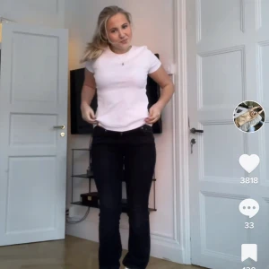 Vit T-shirt - Säljer denna ribbade T-shirten från H&m som inte säljs längre. Bilderna är lånade från Miriam, det är exakt samma tröja. I nyskick! 