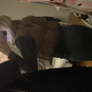 Fin väst  - Fin väst i en härlig brun färg från HM. Perfekt till vår🍁 och sommar🌸 10/10 skick. Säljer även likadan i svart vit❤️