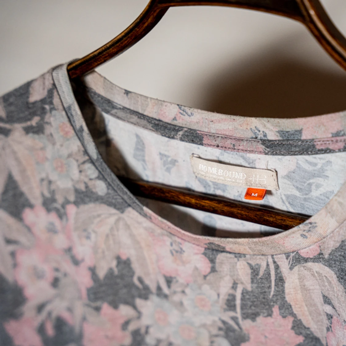 T-shirt Blom-mönstrad från Homebound i M - 90