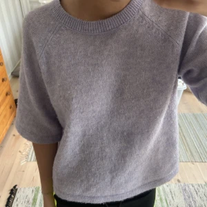 Stickad t-shirt - Jätte fin stickad t-shirt från second female! Kliar inte ❤️