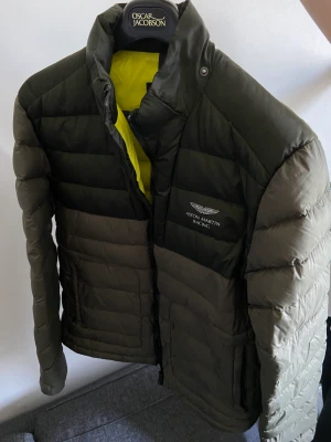 Astron Martin Racing jacka - Säljs pga att den är för stor.  Den är i färgen mörk grön Pris går att diskutera 