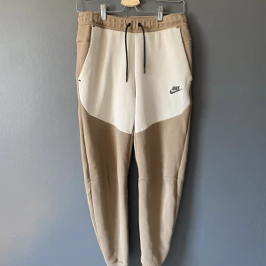 Nike tech flecce byxor - Dom grå byxorna 9/10 i skick och kostar 480 kr Dom blå byxorna 7/10 i skick och kostar 350 kr Dom beiga 9/10 i skick nästan helt oanvända och kostar 450 