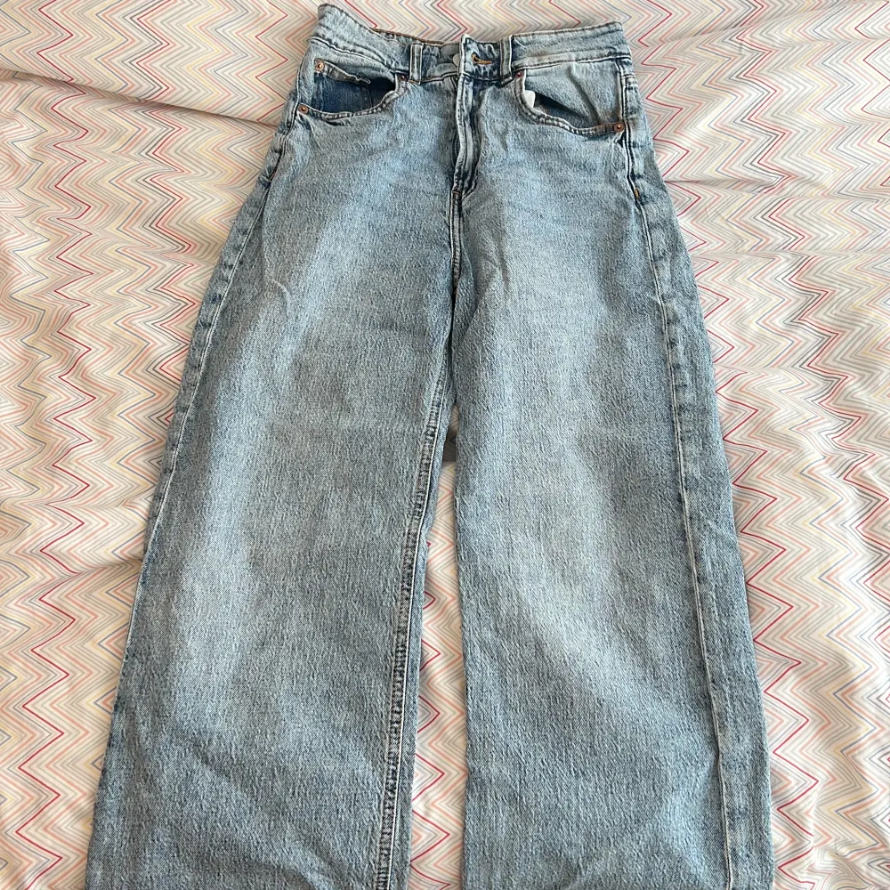 Detta är ett par jättefina mid-high waist jeans från HM i storlek 36. Säljer dessa pga. av att jag har för många par jeans och har därför inte haft tid att använda dessa särskilt mycket.. Jeans & Byxor.