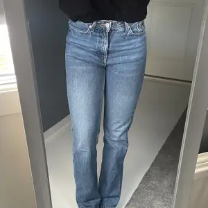 Säljer dessa högmidjade jeans från weekday som är i nyskick. Skriv privat för fler bilder och frågor😋