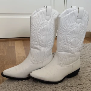 Vita cowboyboots - Cowboy boots i strl 30. Använda endast en gång på studenten🤠