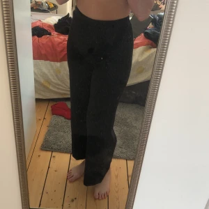 Kostymbyxor  - Svarta kostymbyxor från Kappahl i storlek 34. Jätte sköna och bekväma med dragkedja på sidan.säljer då de har blivit för korta för mig (jag är 175) endast använda 3 gånger. Köpta för 400💕