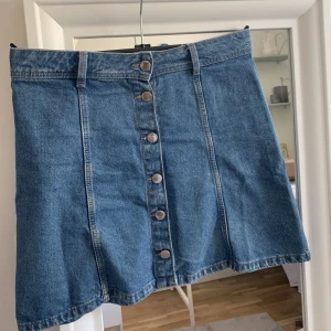 Kjol  - Fin kjol från HM som tyvärr är förlusten för mig❤️köparen står för frakten!