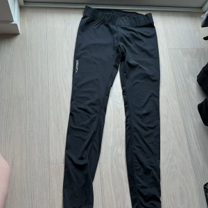 Tights  - Tights ifrån märker Craft i strl S, använt skick så säljs för 70kr 