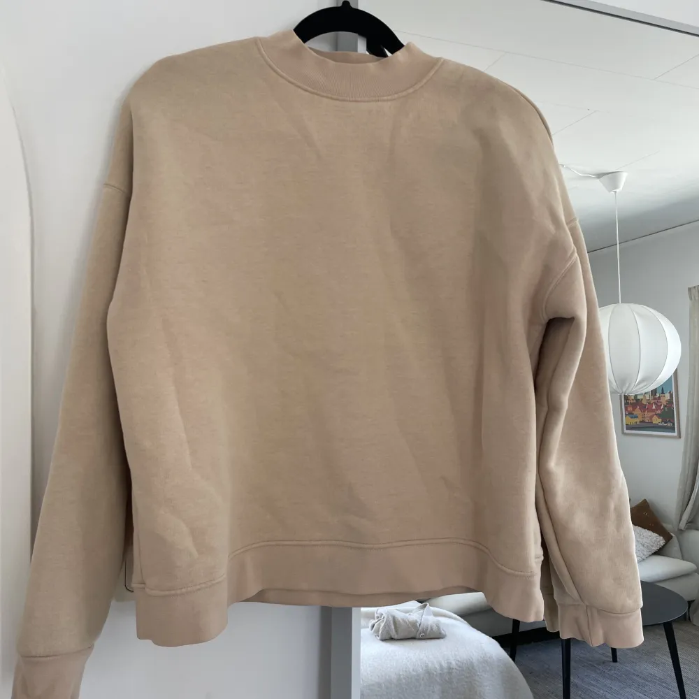 Fin beige tröja från MQ i märket Visual clothing project, strl M. Väldigt mjuk tröja i 60% bomull och 40% polyester. Nypris 599 kr. . Tröjor & Koftor.