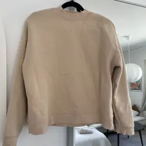 Fin beige tröja från MQ i märket Visual clothing project, strl M. Väldigt mjuk tröja i 60% bomull och 40% polyester. Nypris 599 kr. 