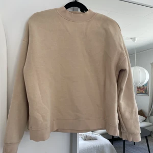 Beige tröja - Fin beige tröja från MQ i märket Visual clothing project, strl M. Väldigt mjuk tröja i 60% bomull och 40% polyester. Nypris 599 kr. 