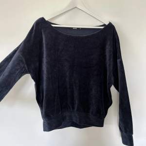 Mörkblå tröja i frotté, bred urringning, från Bik Bok. Välanvänd men i bra skick.  80% cotton / 20% polyester Storlek XS ✨✨✨