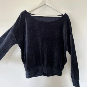 Frotté tröja - Mörkblå tröja i frotté, bred urringning, från Bik Bok. Välanvänd men i bra skick.  80% cotton / 20% polyester Storlek XS ✨✨✨