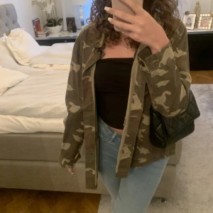 MILITÄRJACKA - Jacka i camouflage print i storlek 42 men passar perfekt som en oversize jacka ifall man har mindre storlek. Jackan är nästan oanvänd och säljs för 200kr +frakt💕