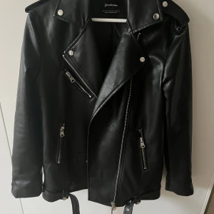 Skinjacka - Säljer skinnjacka. St xs. Bra skick