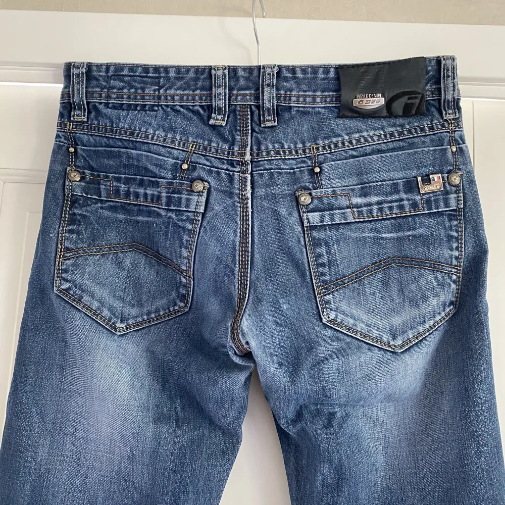 Skit snygga lågmidjade jeans i uppskattad storlek 36-38. Säljer pga lite för tajta runt mina lår. Jeans & Byxor.