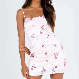 Prinsess polly cherry silk dress - En klänning köpt från prinsess polly och endast använd en gång. Perfekt skick och sitter fint på kroppen. Original pris: 560kr. Första bilden är lånad