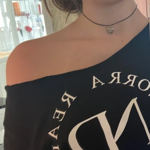 Halsband  - Lädertråd med silverfärgat hänge🌺- läderbandet är justerbart utefter hur tajt du vill att halsbandet sitter <3. Frakt utan köp-nu, via PostNord brev o frimärke: 16kr