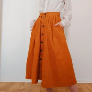 Kjol med fickor  - Härlig kjol med äkta fickor och knappar. Mycket fint skick. Kan bytas, öppen för förslag 