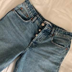 Säljer mina jätte fina midrise jeans som jag köpte för länge sen men som endast blev provade en gång då jag råka beställa fel storlek, tyvärr var jag för snabb med att dra bort prislappen men de är helt nya! I färgen vattenblå💘