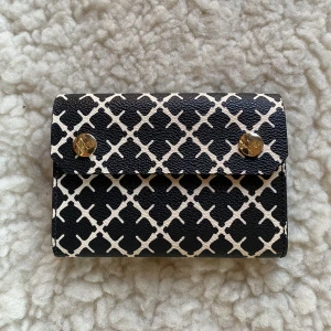 Marlene Birger passkydd -  Jättefint passfodral använd ett fåtal gånger. köpt för nypris 500:-  Priset är redan prutat och klart 🤎