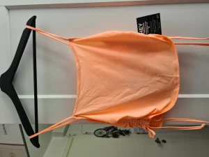 Ny topp - Ny helt oanvänd topp från Nelly, som aldrog kommit till användning. Storlek M. Snörena på sidorna kan man justera. Köpare står för frakten, skriv vid frågor