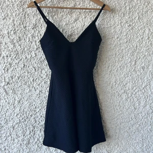  Klänning   - Supersöt klänning i storlek 36, men mer åt 34 hållet! 