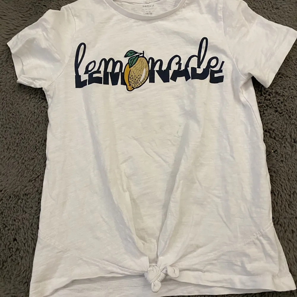 En Lemonade T-shirt. Använt ett fåtal gånger. T-shirts.