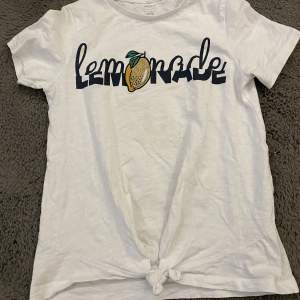 En Lemonade T-shirt. Använt ett fåtal gånger