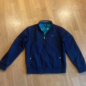 Gant jacka - Hej, säljer min super trendiga gant vindjacka som är i tunt material och perfekt till sommaren. Sjukt bra skick och använt sparsamt! Hör av er vid intresse.