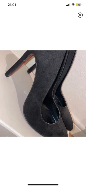 Christian Louboutin klackar  - Säljer tyvärr mina klackar från Louboutin eftersom dem är för stora för mig. Dem är A kopior köpta för 1500 kr. Dem är använda 1 kväll, mer som 39or.