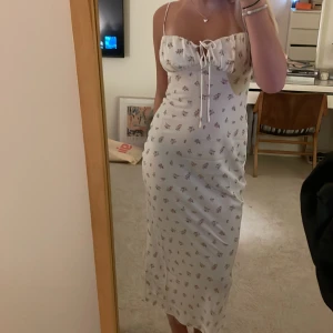 Blommigklänning💕💕 - Säljer denna (oanvända) ginatricot klänningen!! Slut i alla storlekar än XL. Skriv om ni är intresserade!❣️