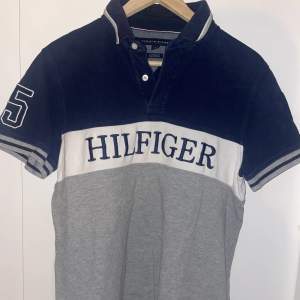 Hilfiger piké, strl M. Fint skick.