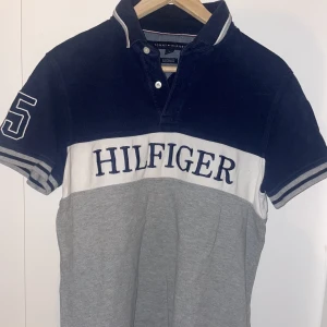 Tommy Hilfiger Piké - Hilfiger piké, strl M. Fint skick.