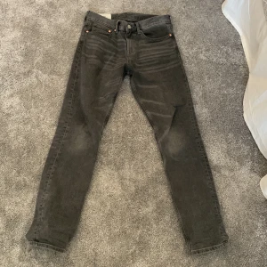 Hm Jeans Grå - Skick 10/10. Använd fåtal gånger. Köpt för 500kr. W31 L32. 