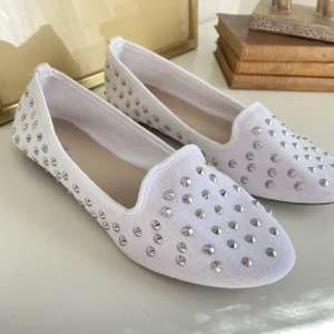 Ballerina skor med nitar - Skit snygga ballerina skor med nitar, de är från Bikbok men köpta för länge sen, använda men i gott skick!🫶🏼 Skriv privat för fler bilder eller frågor💞