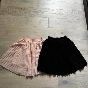 Säljer dessa två volang kjolar ihop då de inte kommer till användning, går att köpa bara en för 150 om så önskas.  Kjolarna hqr resårband i midjan vilket gör att alla kan ha de även om strl är xss