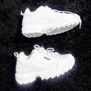 Fila Disruptor ||, chunky white   - Ett par knappt använda chunky Fila sneakers. Legat i en låda ett tag, bytte stil. Passar till det mesta, sköna och stabila att gå i. 