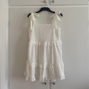 Sommarklänning från Asos  - Sommarklänning från asos med volanger och knyt axelband. Lite genomskinlig. Använt fåtal gånger. I storlek 36 