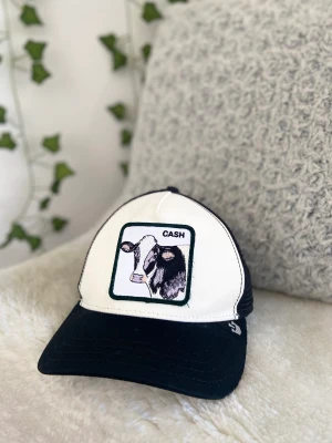 Cash cow keps  - Nästan aldrig använd, as snygg inför sommaren och passar med mycket kläder. OBS betalar ej för frakt 