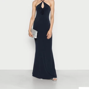 Balkänning - Säljer min balklänning från förra året, den är endast använda en gång (på balen då). Den är jätte fin o elegant perfekt till balen,den är även väldigt skön o känns nt som mycket heller