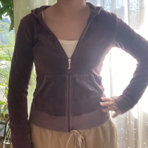 Juicy Couture zip-up - Vintage Juicy med lite små defekter här och var därav priset! Det står storlek M på lappen men skulle abslout säga att den sitter som en Xs-S.